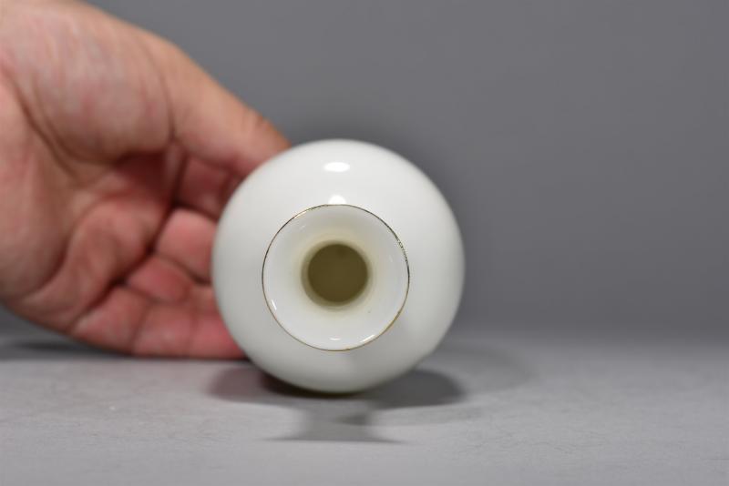 近现代 薄胎山水长颈瓶 - 图6