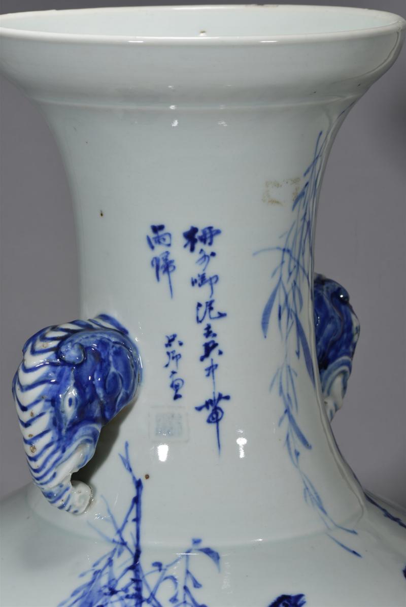 清光绪 金品卿作牡丹一枝秀- 柳燕衔春图青花象耳瓶 - 图5