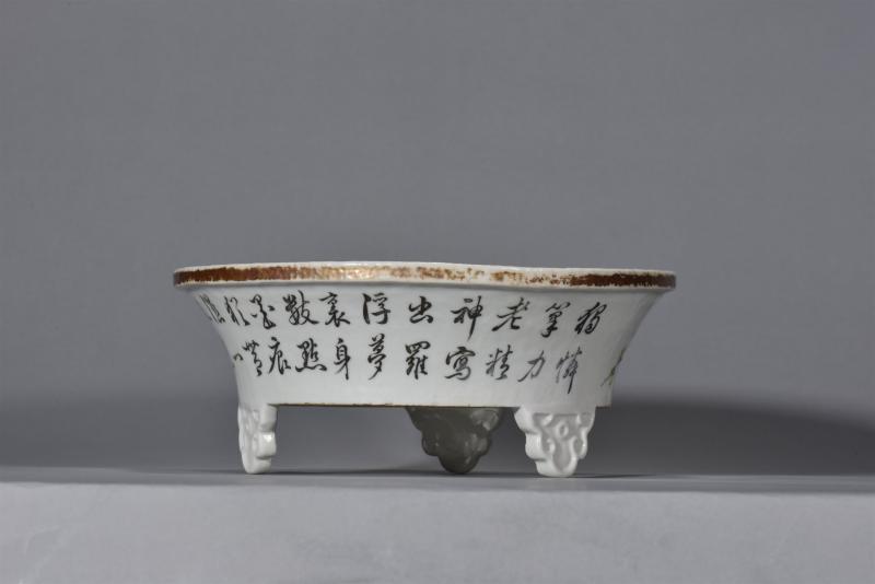 清同治 程友石浅绛彩梅花诗文图三足洗 - 图7