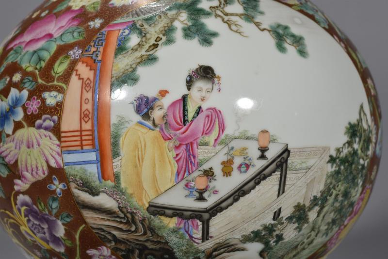 民国 叶震嘉风格珊瑚红描金轧道百花开光珐琅彩「红楼雅集图」赏瓶 - 图8