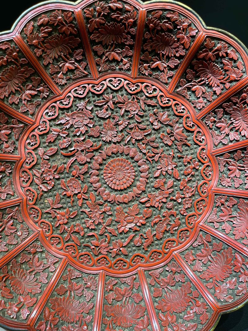 清乾隆 剔彩花卉纹菊瓣盘一对（原镶鎏金口） - 图7