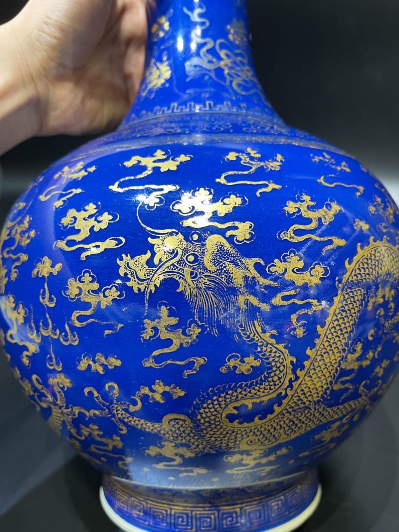 清光绪 霁蓝釉描金龙纹赏瓶 - 图9