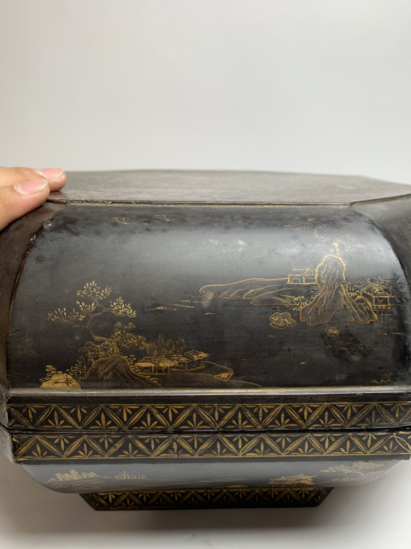 清乾隆 黑漆描金八宝山水楼阁纹大捧盒 - 图6