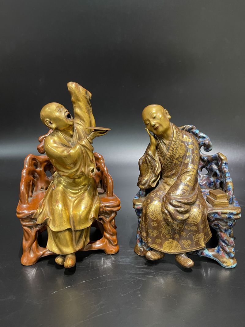 清乾隆 粉彩描金罗汉坐像一对 - 图2