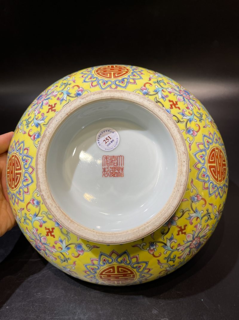 清嘉庆 黄地洋彩缠枝福寿纹大碗 - 图9
