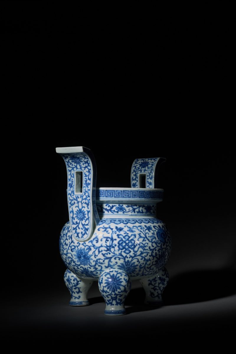 清 青花莲托八宝纹朝冠耳炉 - 图4