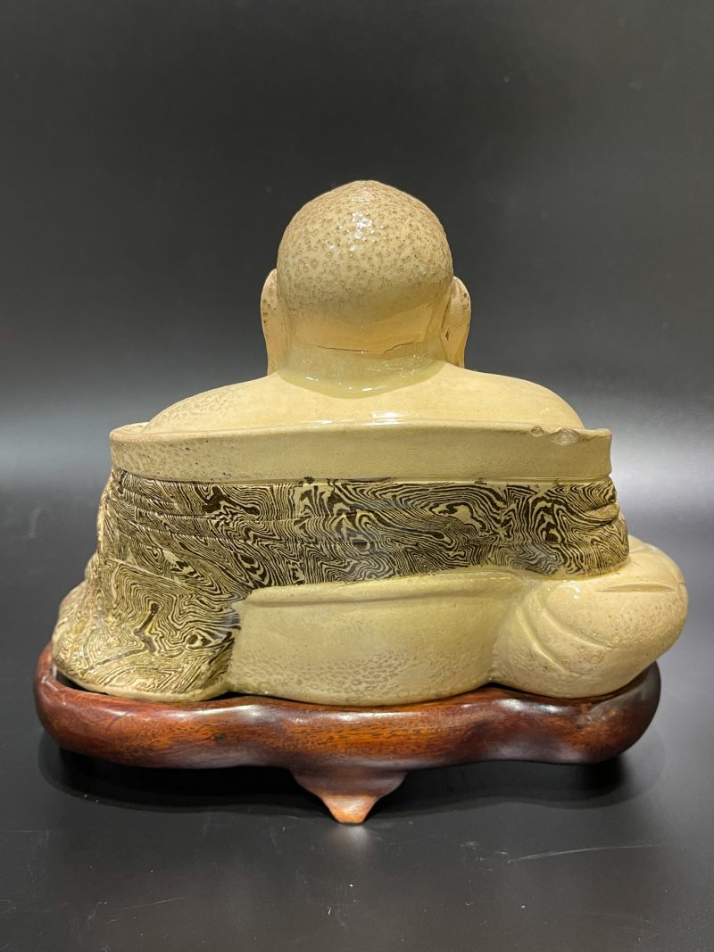 明 米黄绞胎釉弥勒佛坐像 - 图5