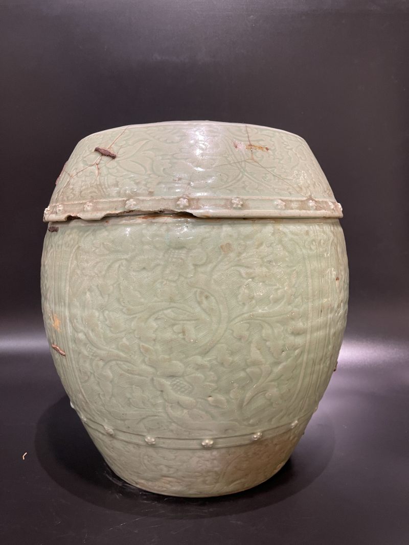 明 龙泉窑青釉花卉纹鼓钉绣墩 - 图2