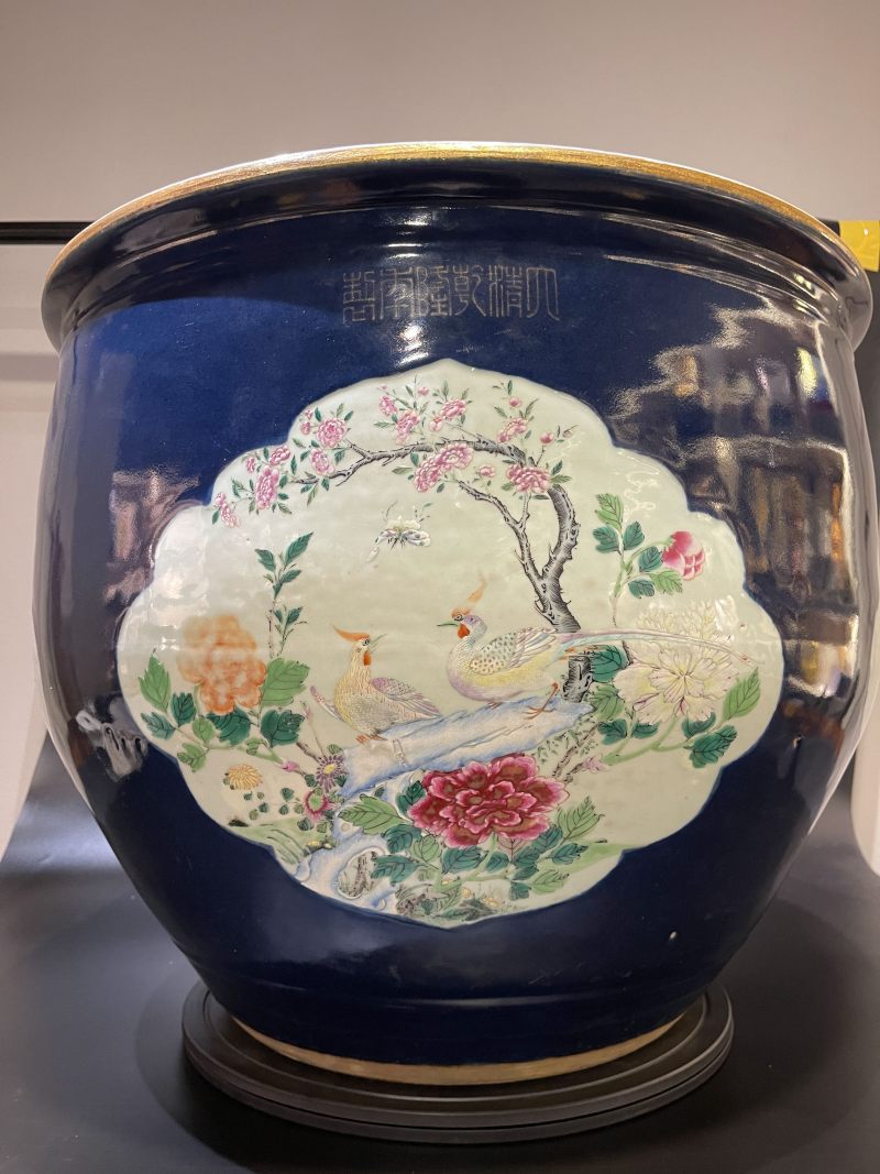 清乾隆 宝石蓝釉开光粉彩花鸟图大缸 - 图2