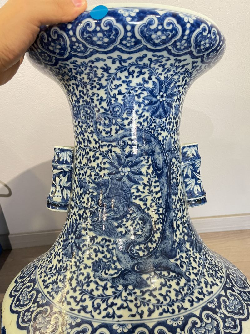 清中期 青花龙穿花纹双耳盘口大瓶 - 图6