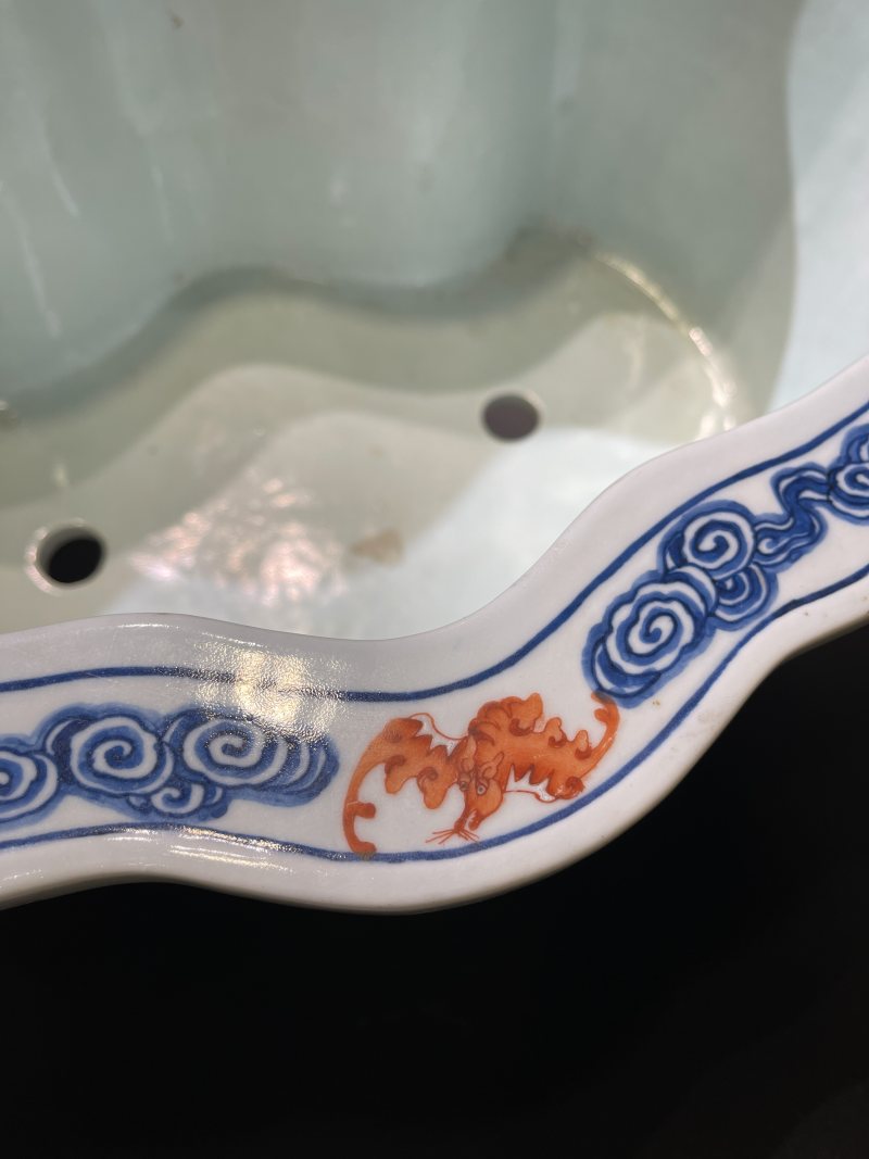 清光绪 青花矾红云蝠纹蝠形大花盆 - 图8