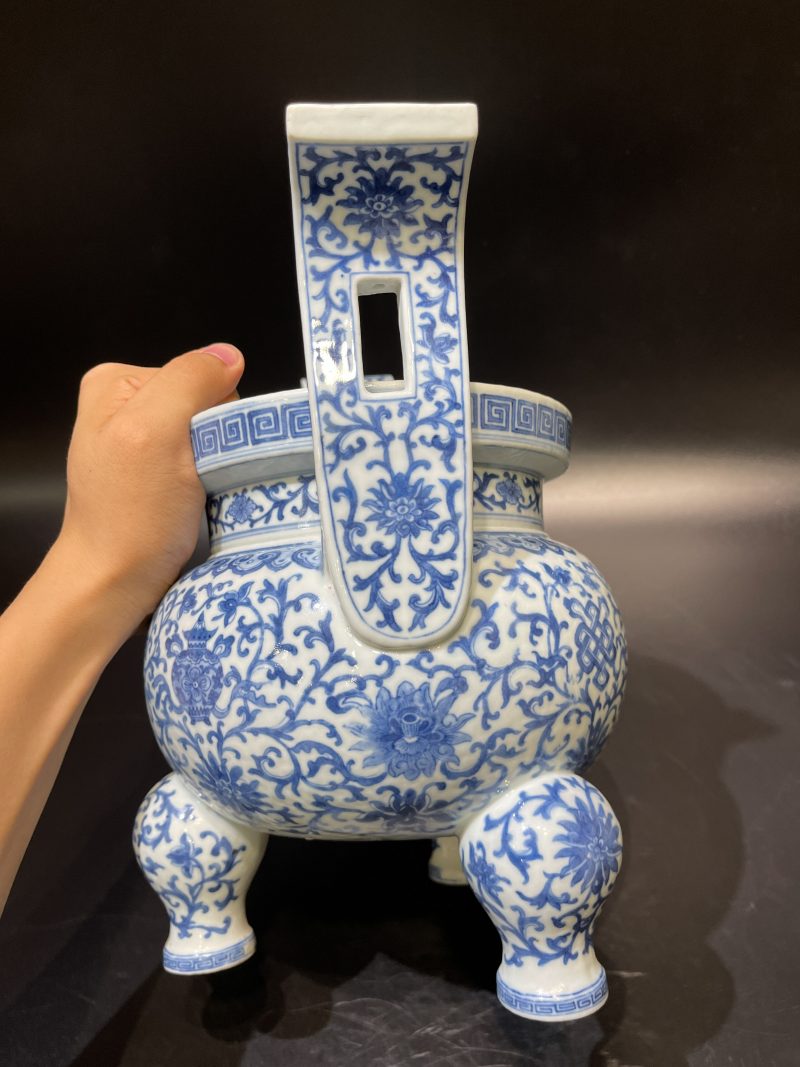 清 青花莲托八宝纹朝冠耳炉 - 图7