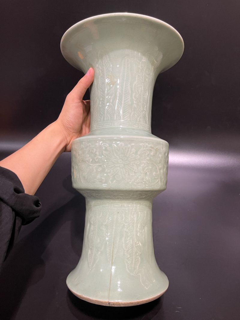 清乾隆 豆青釉浮雕缠枝莲纹花觚 - 图6