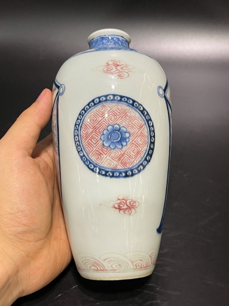 清雍正 青花釉里红方胜纹观音瓶 - 图6