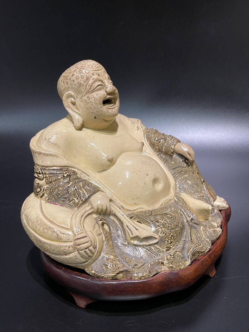 明 米黄绞胎釉弥勒佛坐像 - 图6