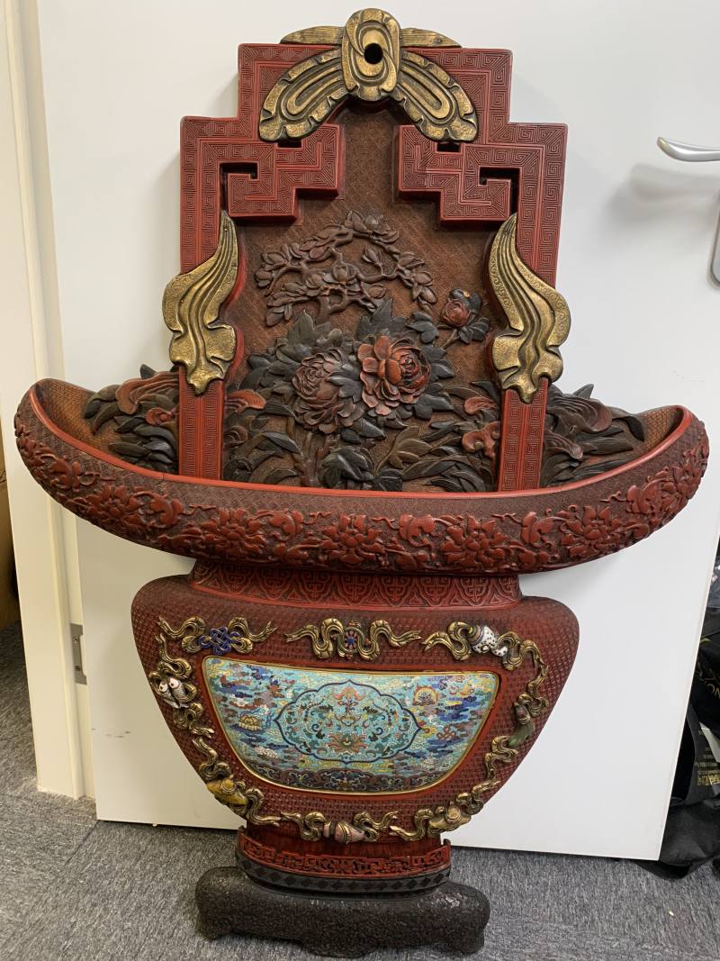 清中期 剔彩嵌珐琅吉庆八宝纹花篮形璧屏一对 - 图2
