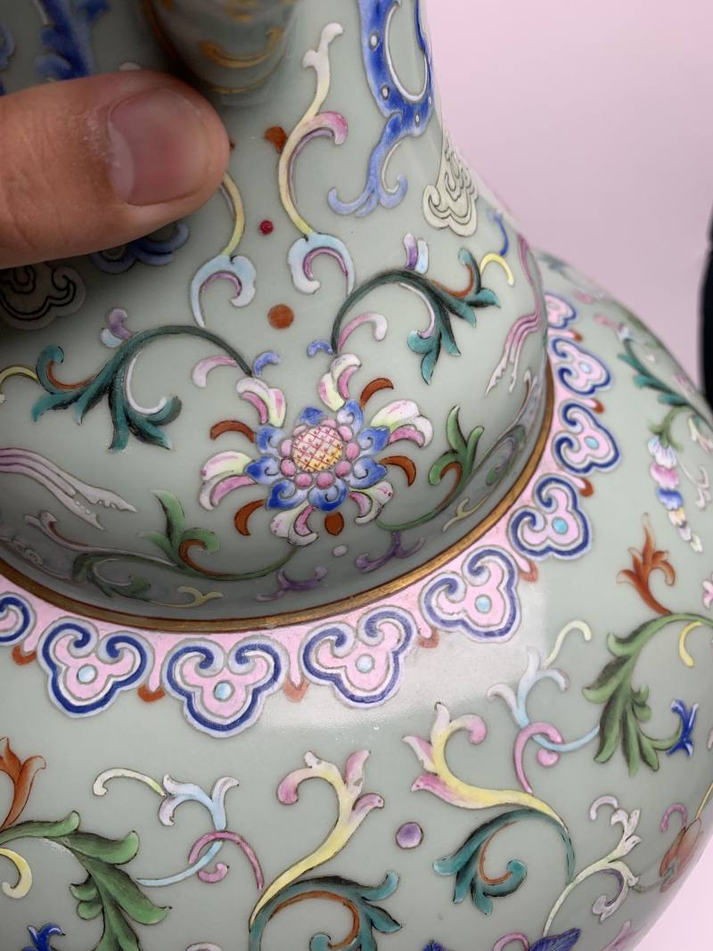 清乾隆 豆青地洋彩西番莲吉庆如意福寿纹卷云口双耳尊 - 图8