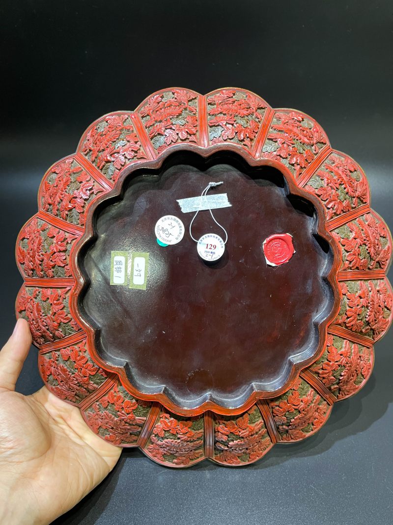 清乾隆 剔彩花卉纹菊瓣盘一对（原镶鎏金口） - 图12