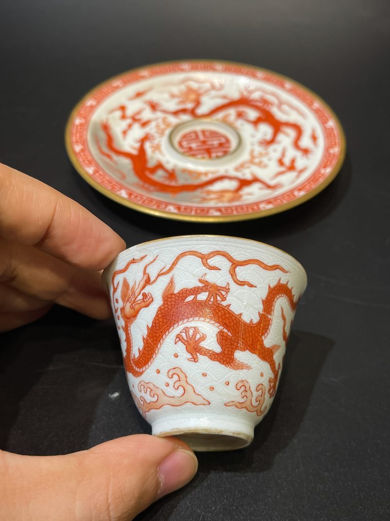 清乾隆 白地轧道海水矾红云龙纹杯盏 - 图4