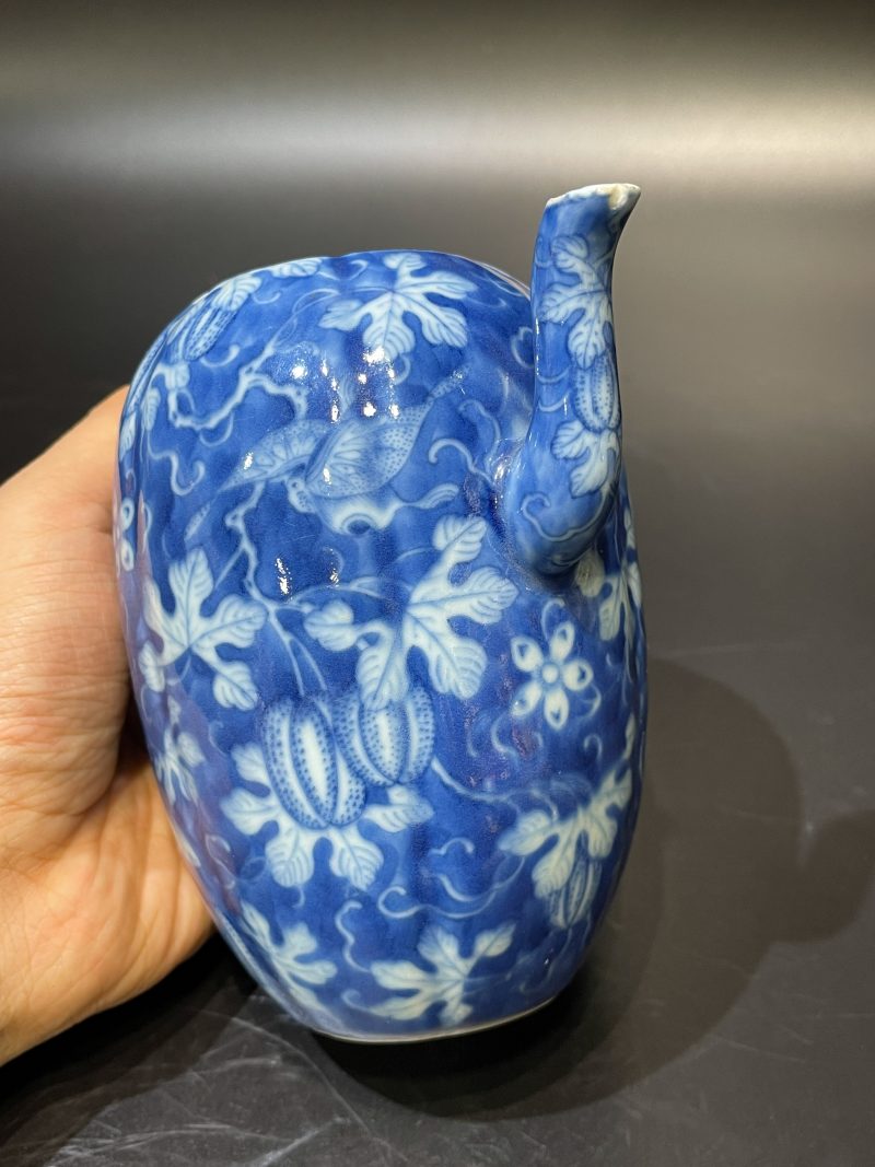 清道光 青花留白瓜瓞绵绵纹瓜棱形壶 - 图4