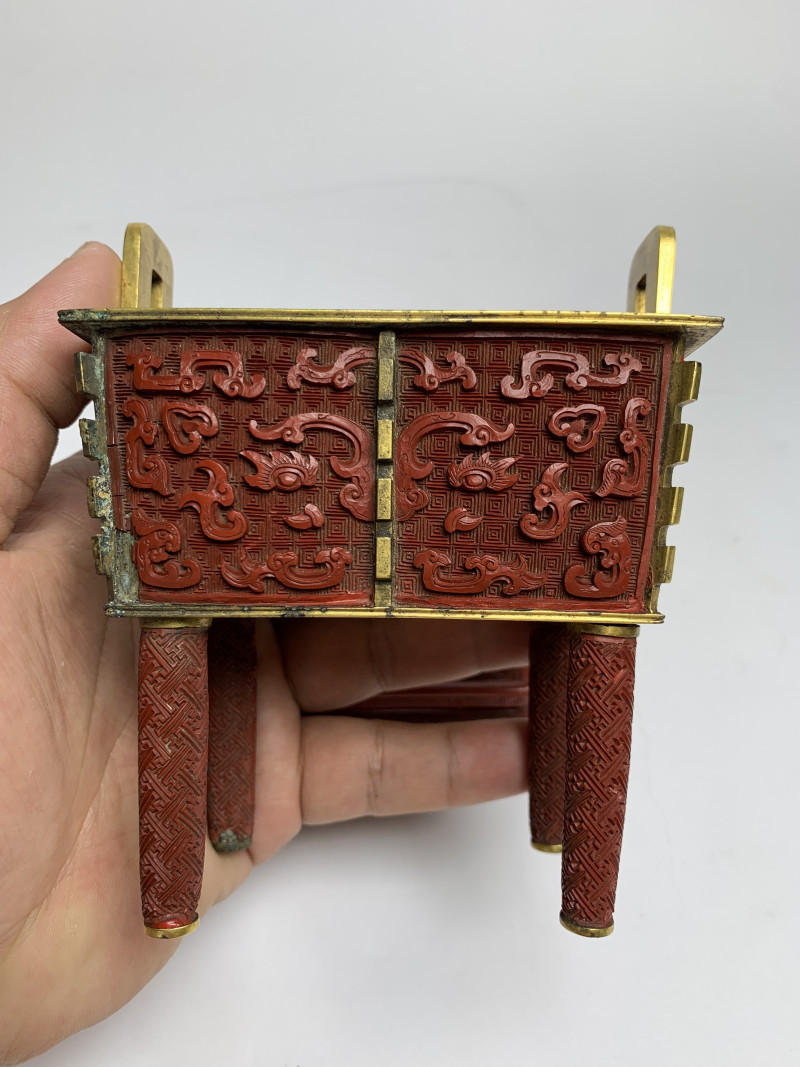 清乾隆 铜胎鎏金雕漆兽面纹鼎 - 图4