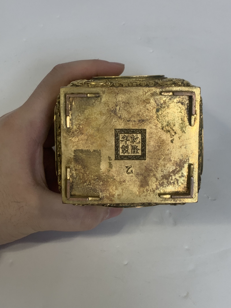 清乾隆 “乾隆年制”款铜胎画珐琅笔筒 - 图7