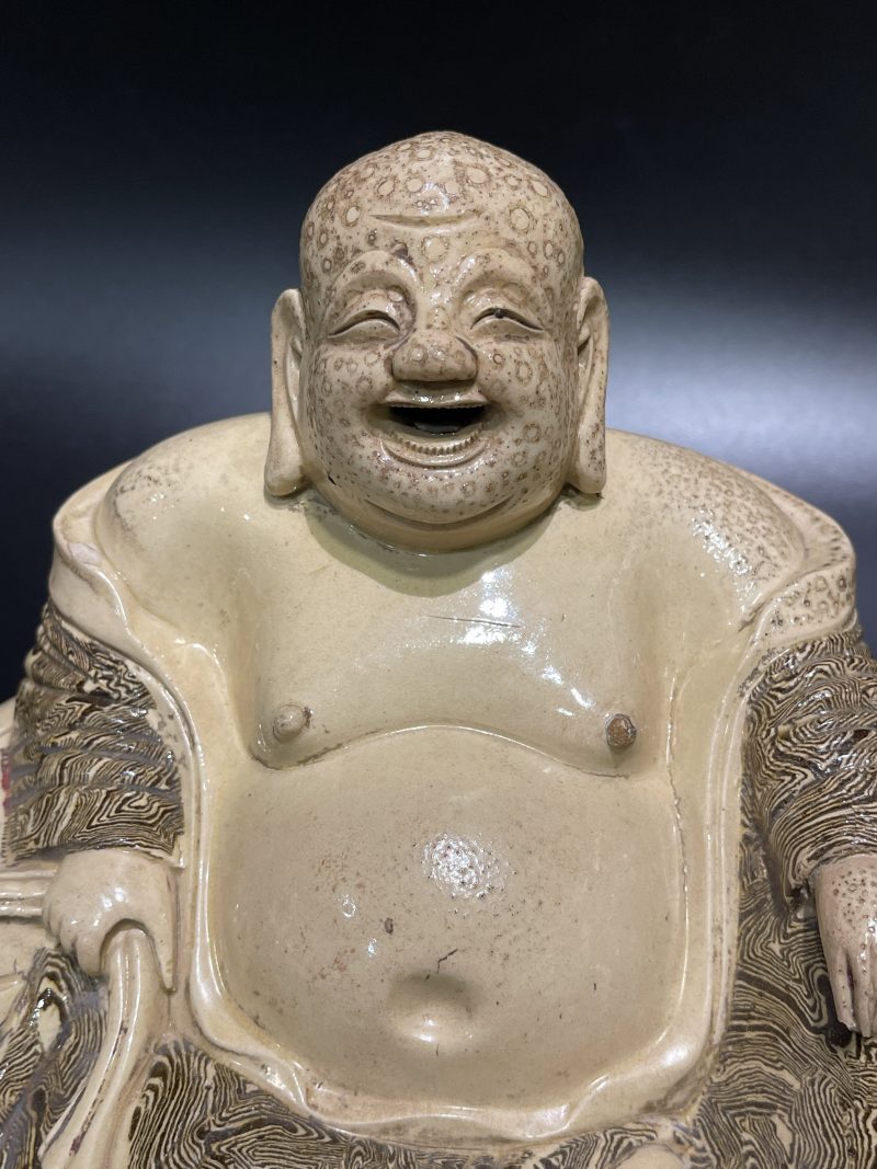 明 米黄绞胎釉弥勒佛坐像 - 图7