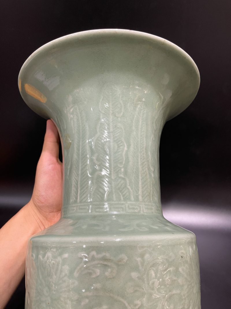 清乾隆 豆青釉浮雕缠枝莲纹花觚 - 图7