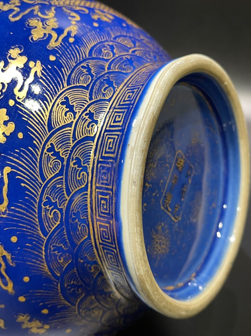 清光绪 霁蓝釉描金龙纹赏瓶 - 图14