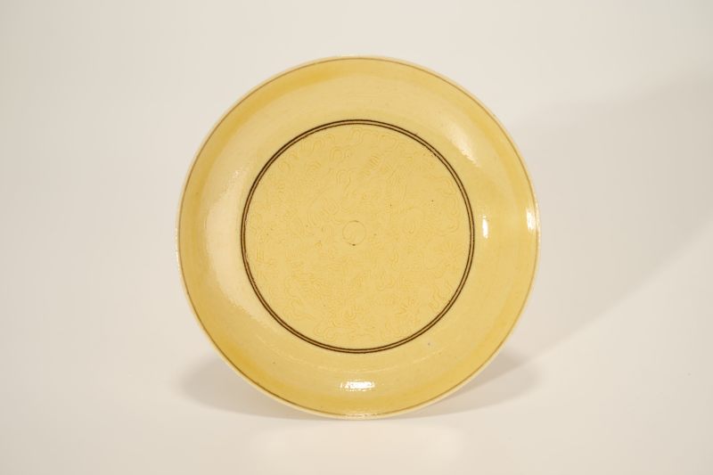 Lot840 清同治 黄釉暗刻龙纹盘 - 图2