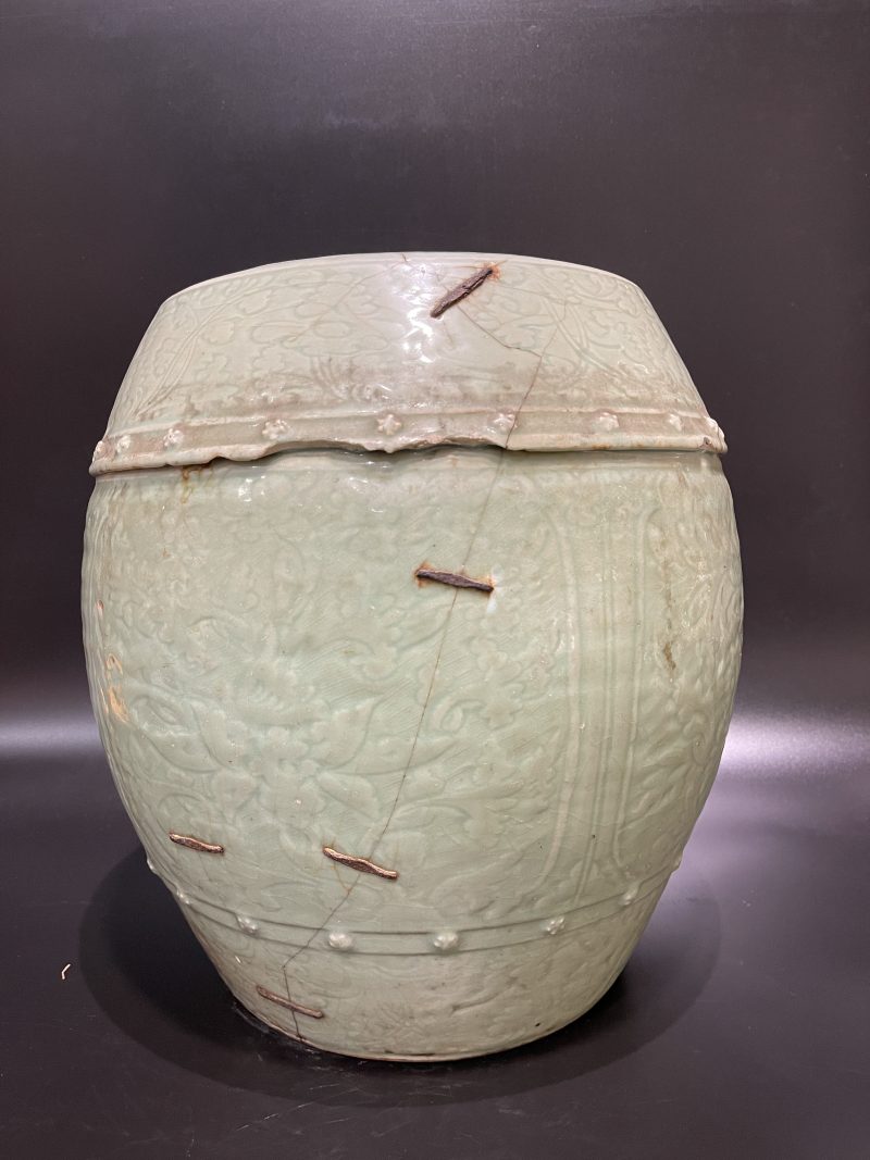 明 龙泉窑青釉花卉纹鼓钉绣墩 - 图4