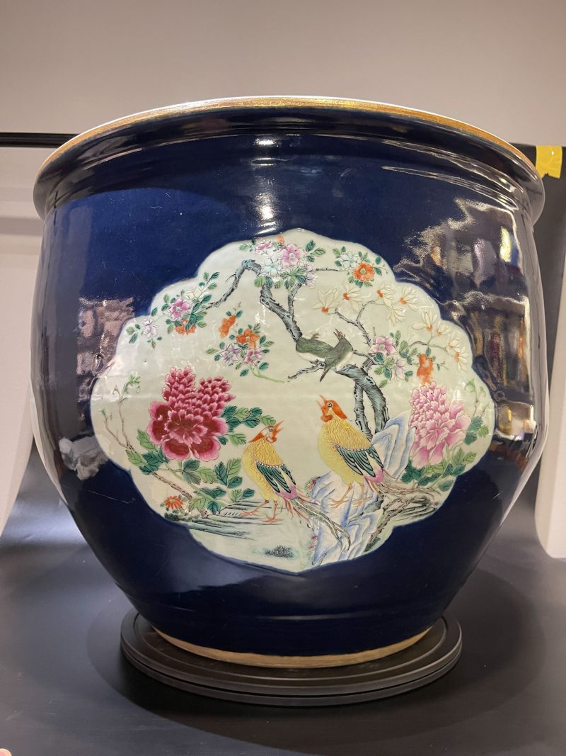 清乾隆 宝石蓝釉开光粉彩花鸟图大缸 - 图4