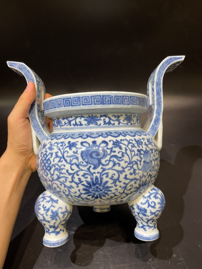 清 青花莲托八宝纹朝冠耳炉 - 图9