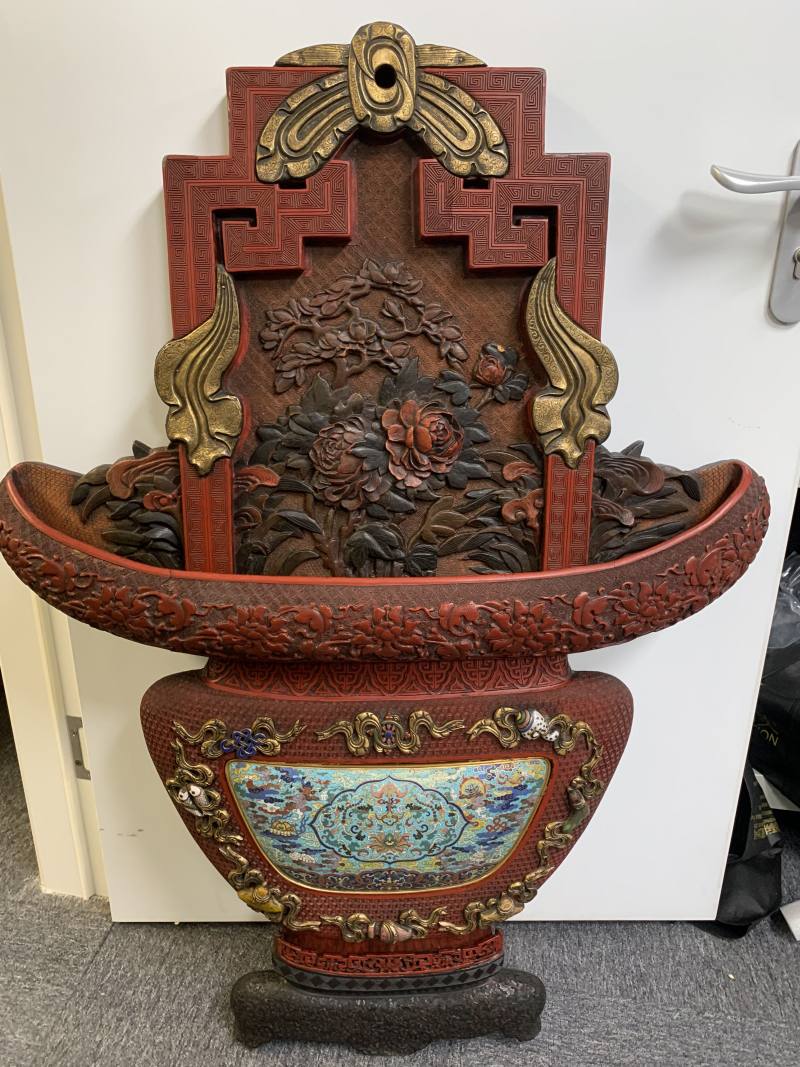 清中期 剔彩嵌珐琅吉庆八宝纹花篮形璧屏一对 - 图3