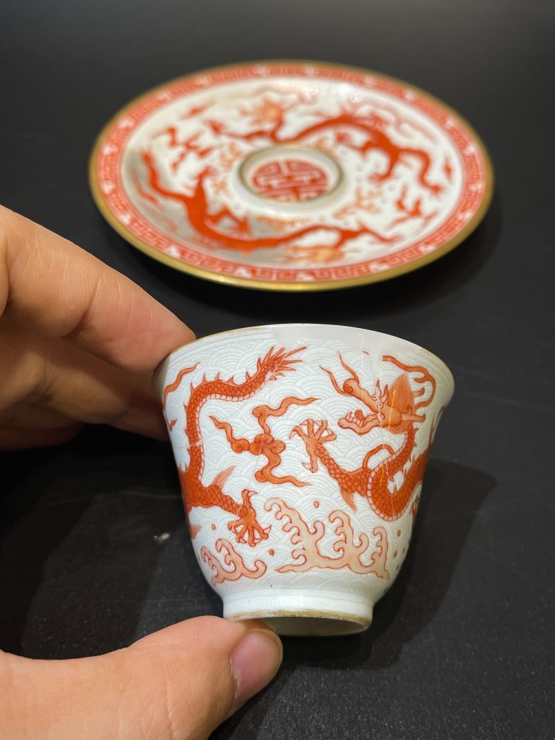 清乾隆 白地轧道海水矾红云龙纹杯盏 - 图5