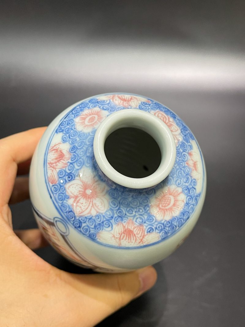 清雍正 青花釉里红方胜纹观音瓶 - 图8