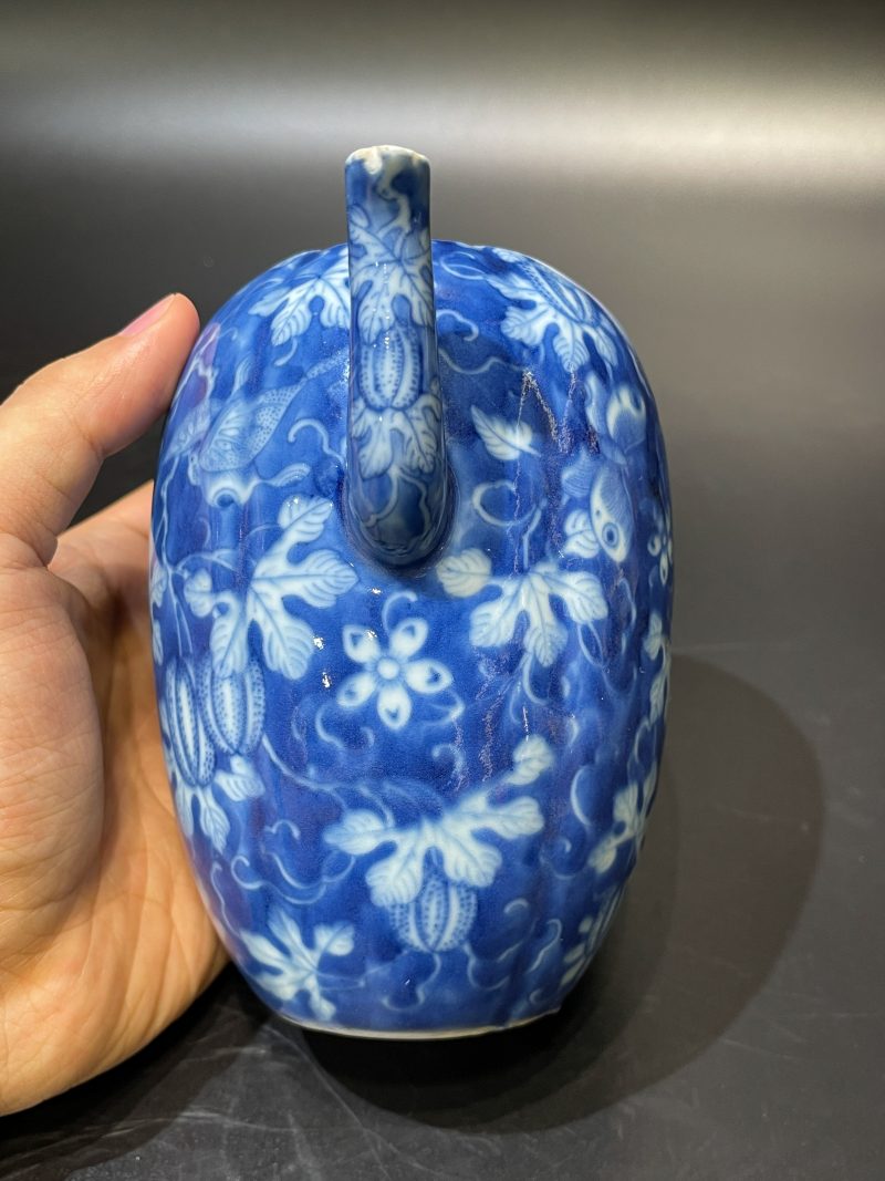 清道光 青花留白瓜瓞绵绵纹瓜棱形壶 - 图5
