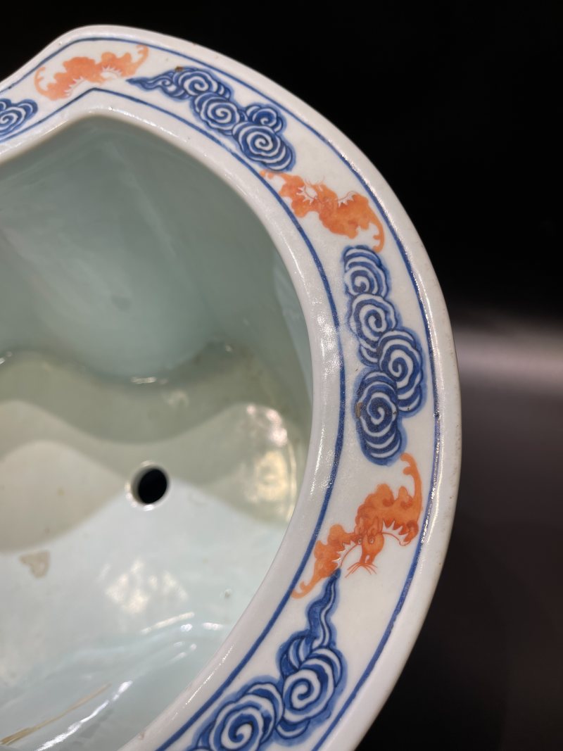 清光绪 青花矾红云蝠纹蝠形大花盆 - 图10