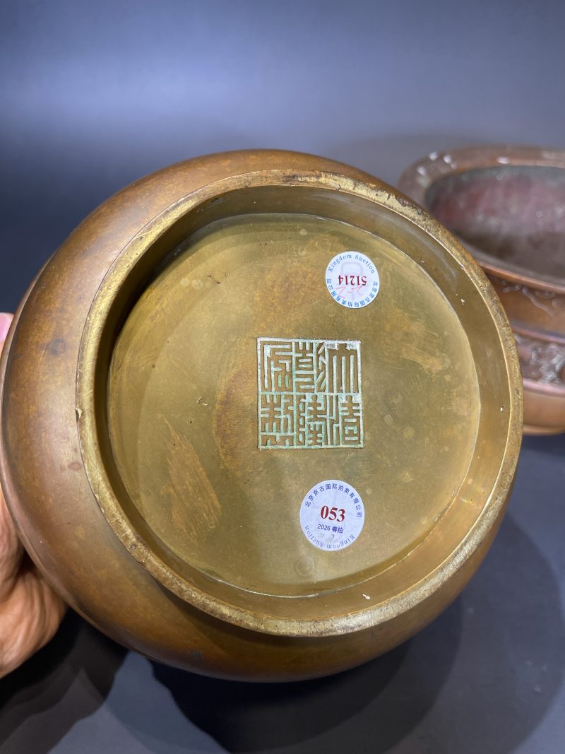 清 铜双龙赶珠纹花盆一对 - 图9