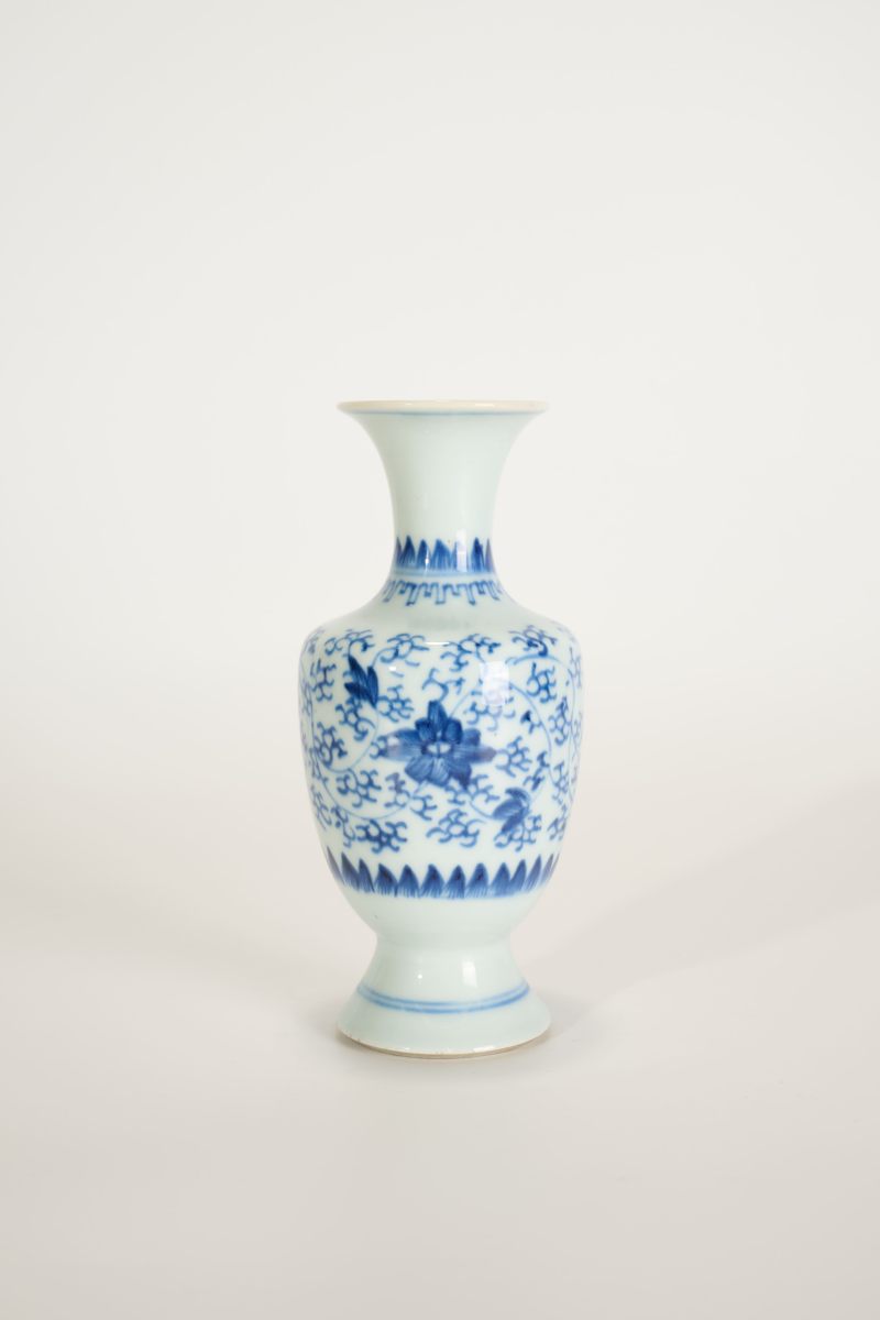 Lot818 清雍正 青花缠枝莲纹瓶 - 图2