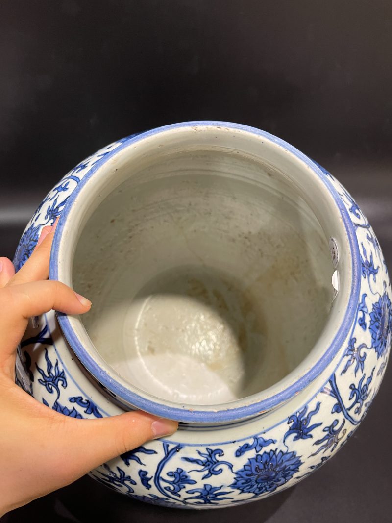 明万历 青花缠枝莲纹大罐 - 图9