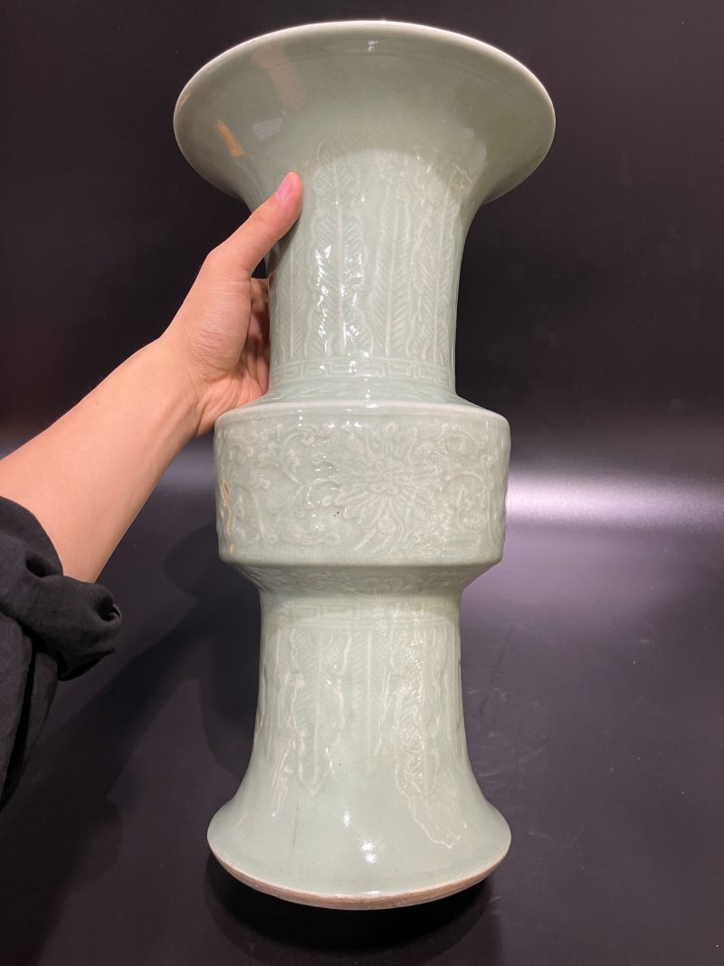 清乾隆 豆青釉浮雕缠枝莲纹花觚 - 图3