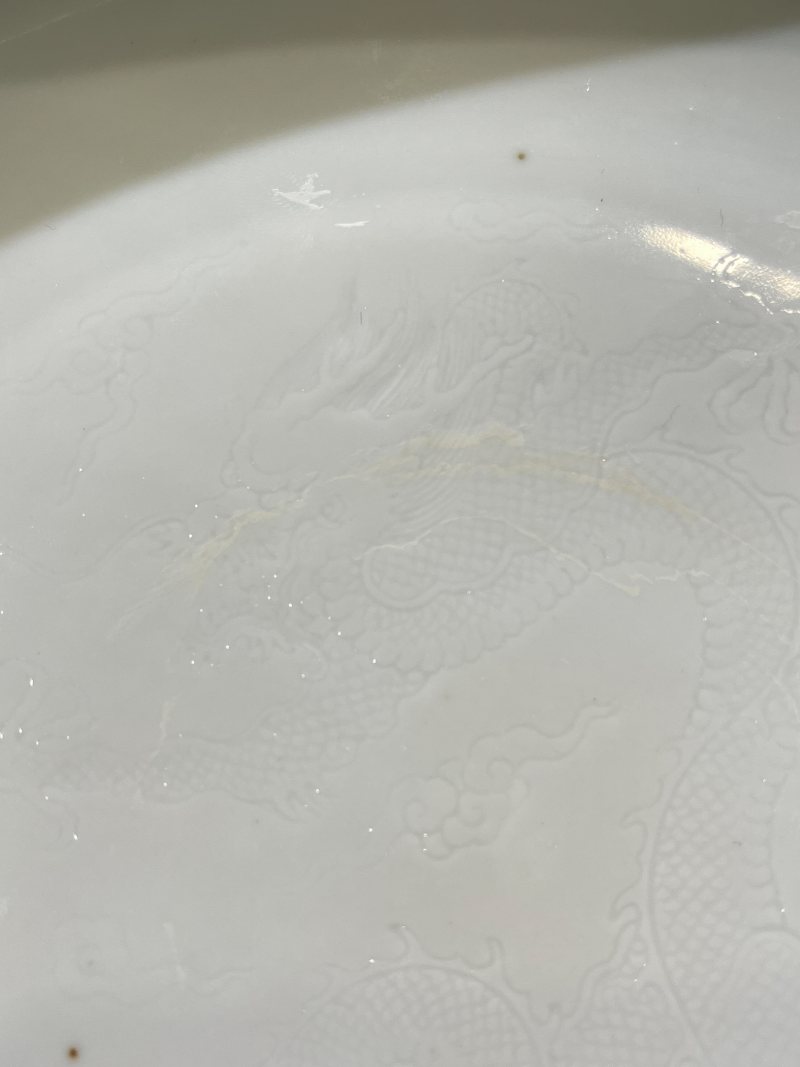 清康熙 白釉暗刻龙纹盘 - 图5