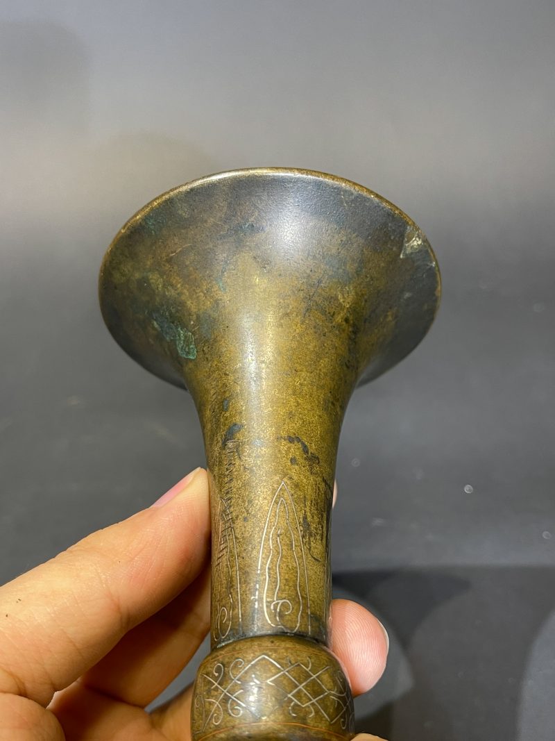 明 铜错银蕉叶纹花觚 - 图6