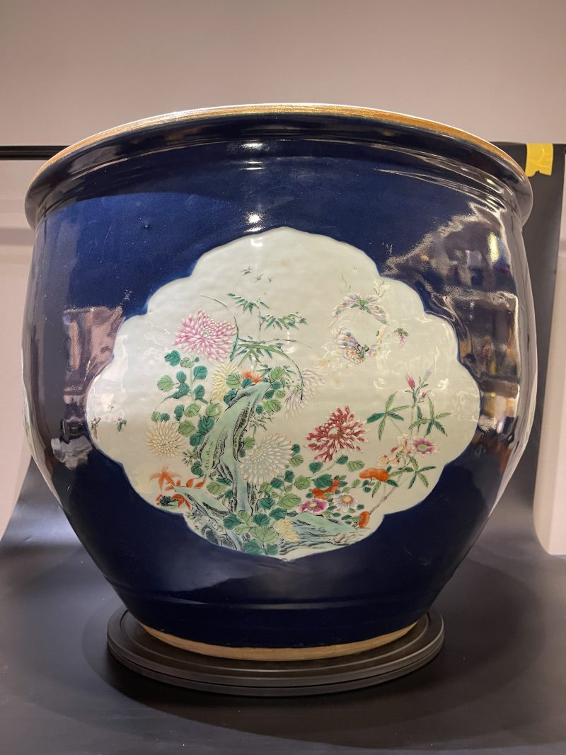 清乾隆 宝石蓝釉开光粉彩花鸟图大缸 - 图5