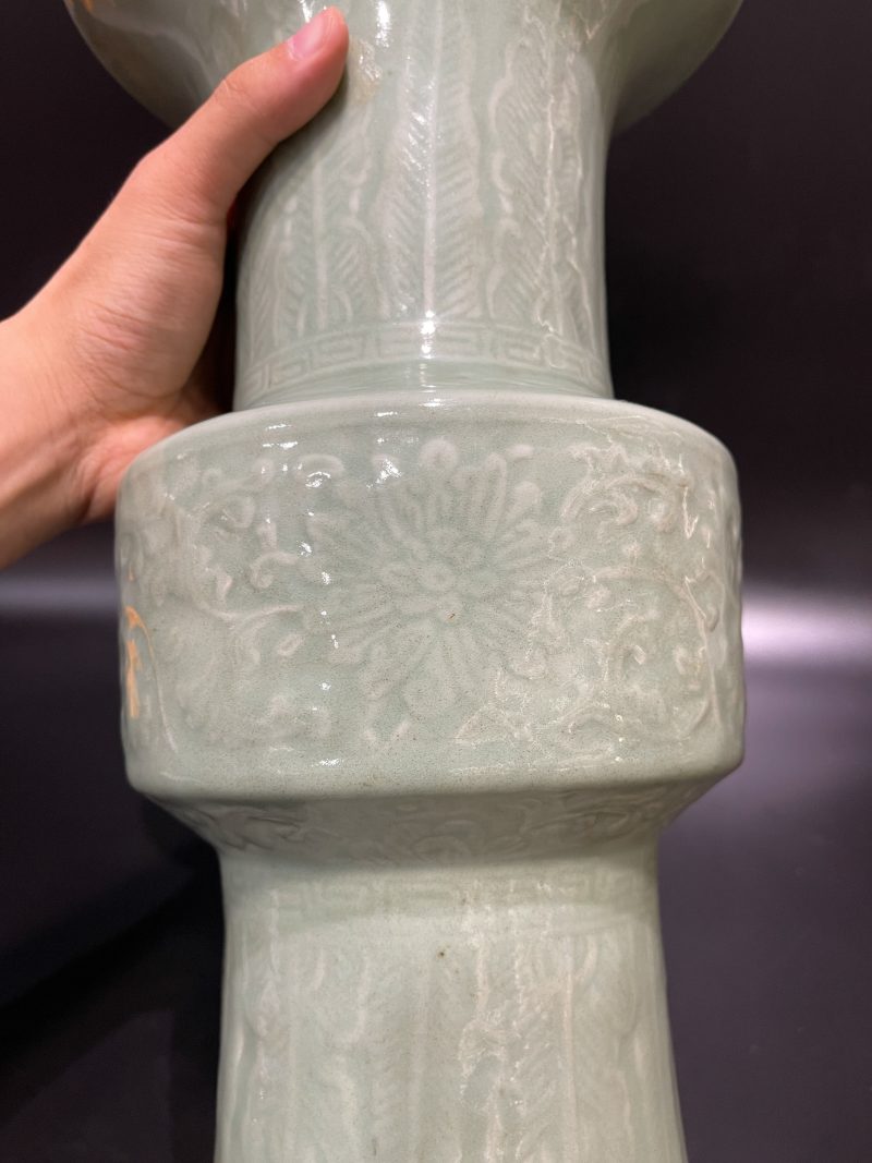 清乾隆 豆青釉浮雕缠枝莲纹花觚 - 图8