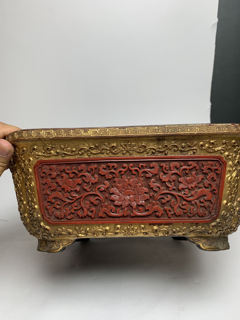 清乾隆 金漆地木胎开光剔红缠枝蕃莲纹花盆一对 - 图10