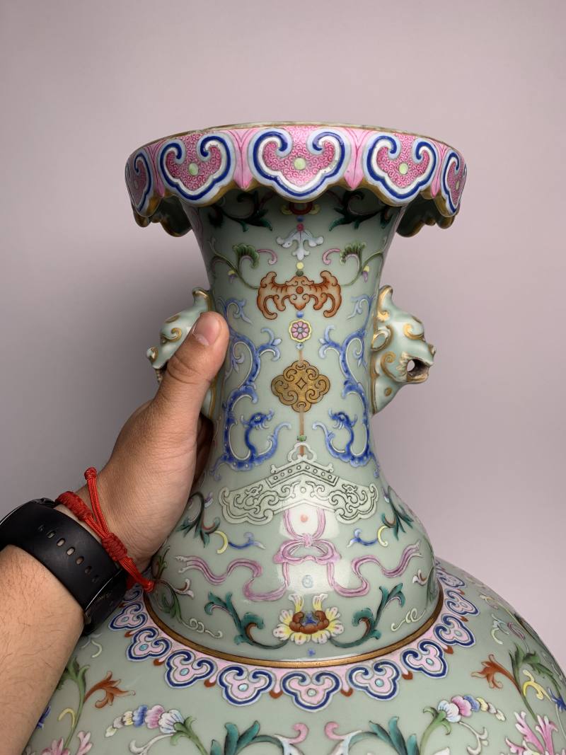 清乾隆 豆青地洋彩西番莲吉庆如意福寿纹卷云口双耳尊 - 图10