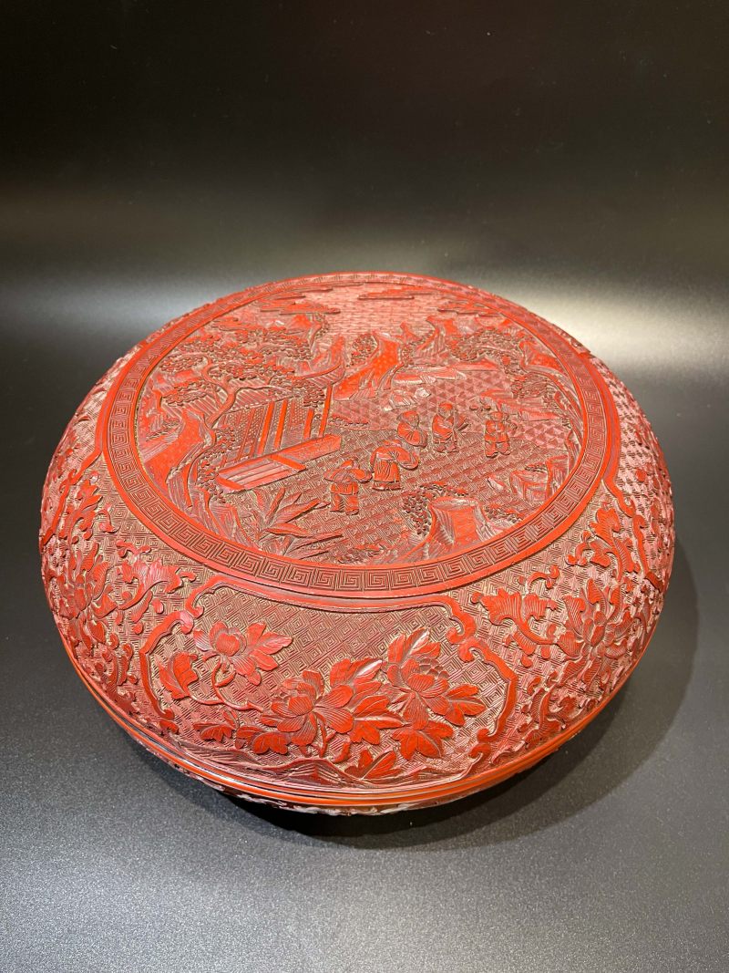 清乾隆 剔红庭院高士、花卉纹大捧盒 - 图2