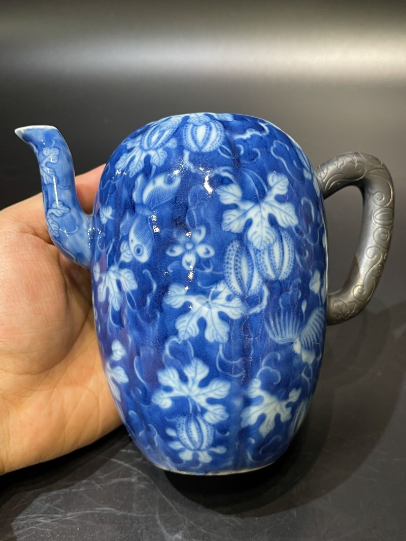 清道光 青花留白瓜瓞绵绵纹瓜棱形壶 - 图6